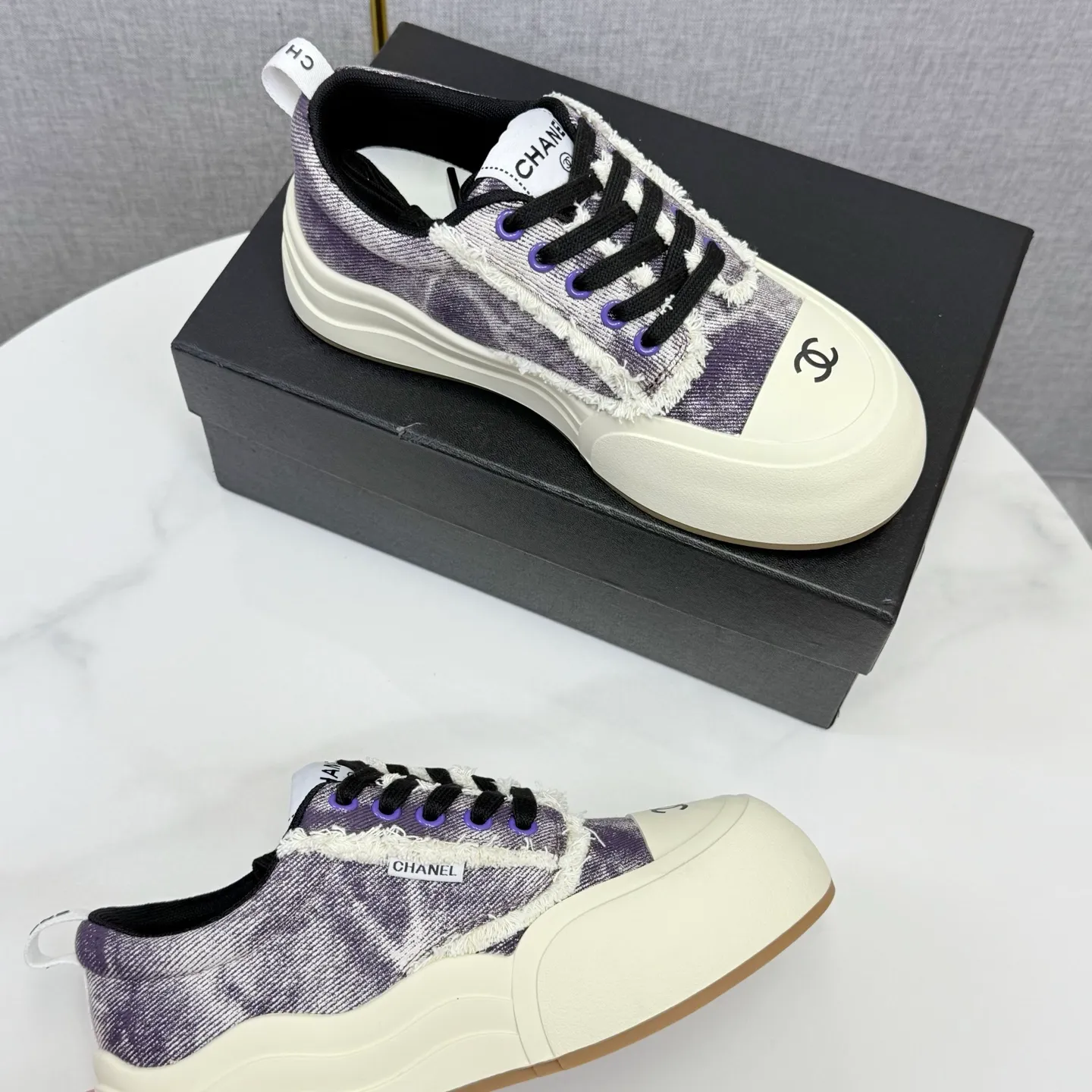 👟👟Ex-factory price 600👟👟Chanel Panda Shoes! 2025 counter's top casual sports shoes, this classic design; the upper is in the style of electric embroidery with various techniques; the outsole is fashionable and sporty; the unusual inclusion of a variety of color matching elements... The diversified mix and match is very good-looking and versatile, and can be used for leisure, fashion, sports, and outdoor... ꫛꫀꪝ Go➫ Materials: ❶Upper made of: original imported first-layer silk cowhide + original version waterproof cloth + original first-layer cowhide ❷Inner lining: Original Yangli+wang ❸ Outsole based on: Original TPU combination outsole Counter boutique packaging complete set for women 35–41